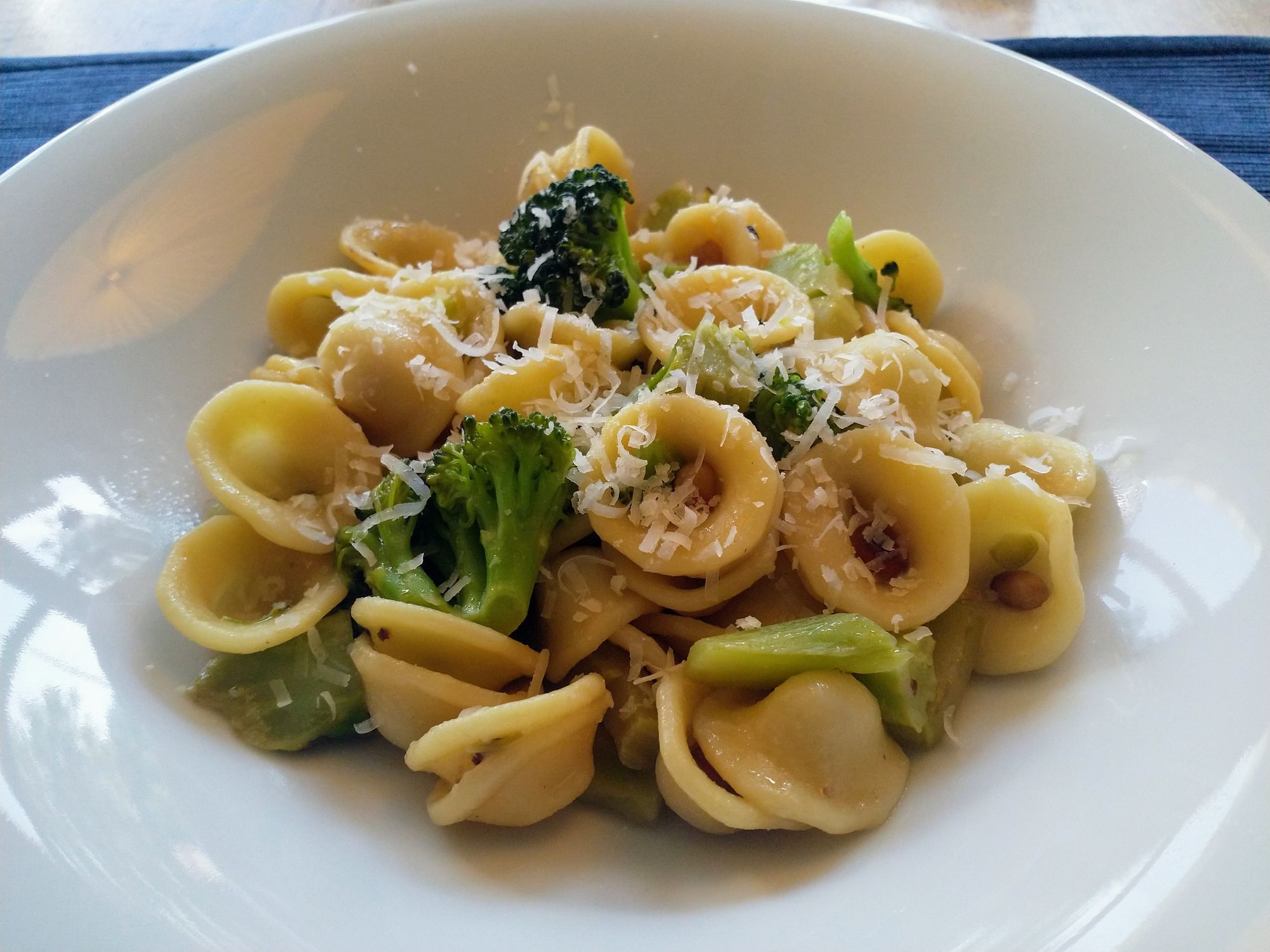 Orecchiette con broccoli e acciughe